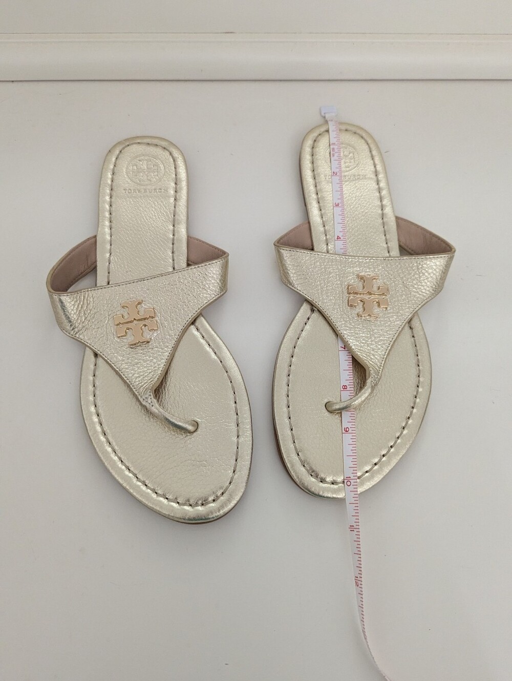 EUC! Tory Burch Jolie Flat Thong Sandal In Gold Size 8.5 - Picture 13 of 16